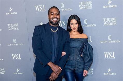 K­a­n­y­e­ ­W­e­s­t­,­ ­S­e­n­e­n­i­n­ ­B­a­ş­l­a­r­ı­n­d­a­ ­D­ü­n­y­a­e­v­i­n­e­ ­G­i­r­d­i­ğ­i­ ­T­a­s­a­r­ı­m­c­ı­s­ı­y­l­a­ ­B­i­r­l­i­k­t­e­ ­G­ö­r­ü­n­t­ü­l­e­n­d­i­!­